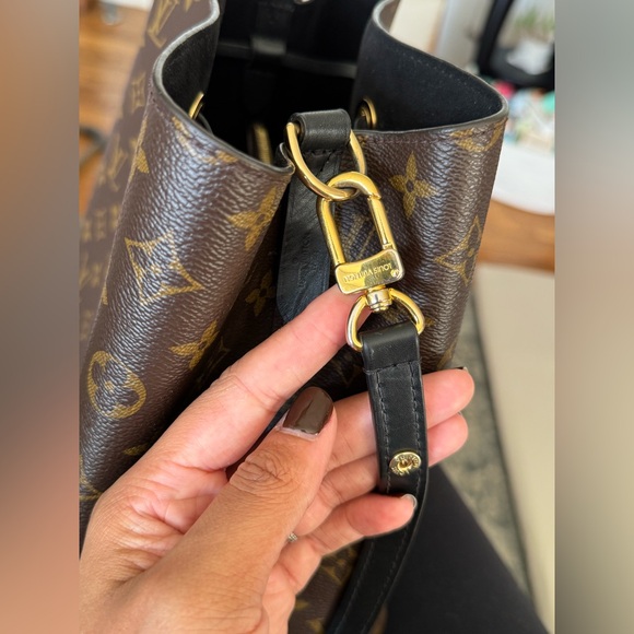 Louis Vuitton | NéoNoé MM Bucket Bag in Monogram - Picture 12 of 16